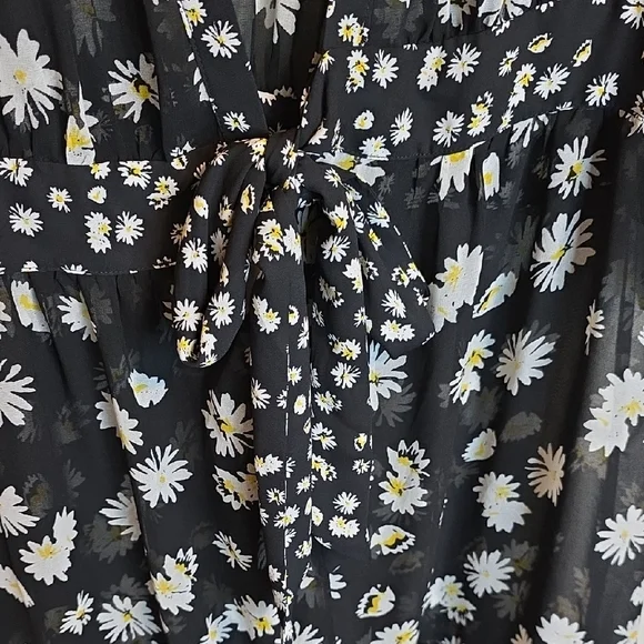 Chic Black and White Floral Long Sleeve Dress - Picture 3 of 7